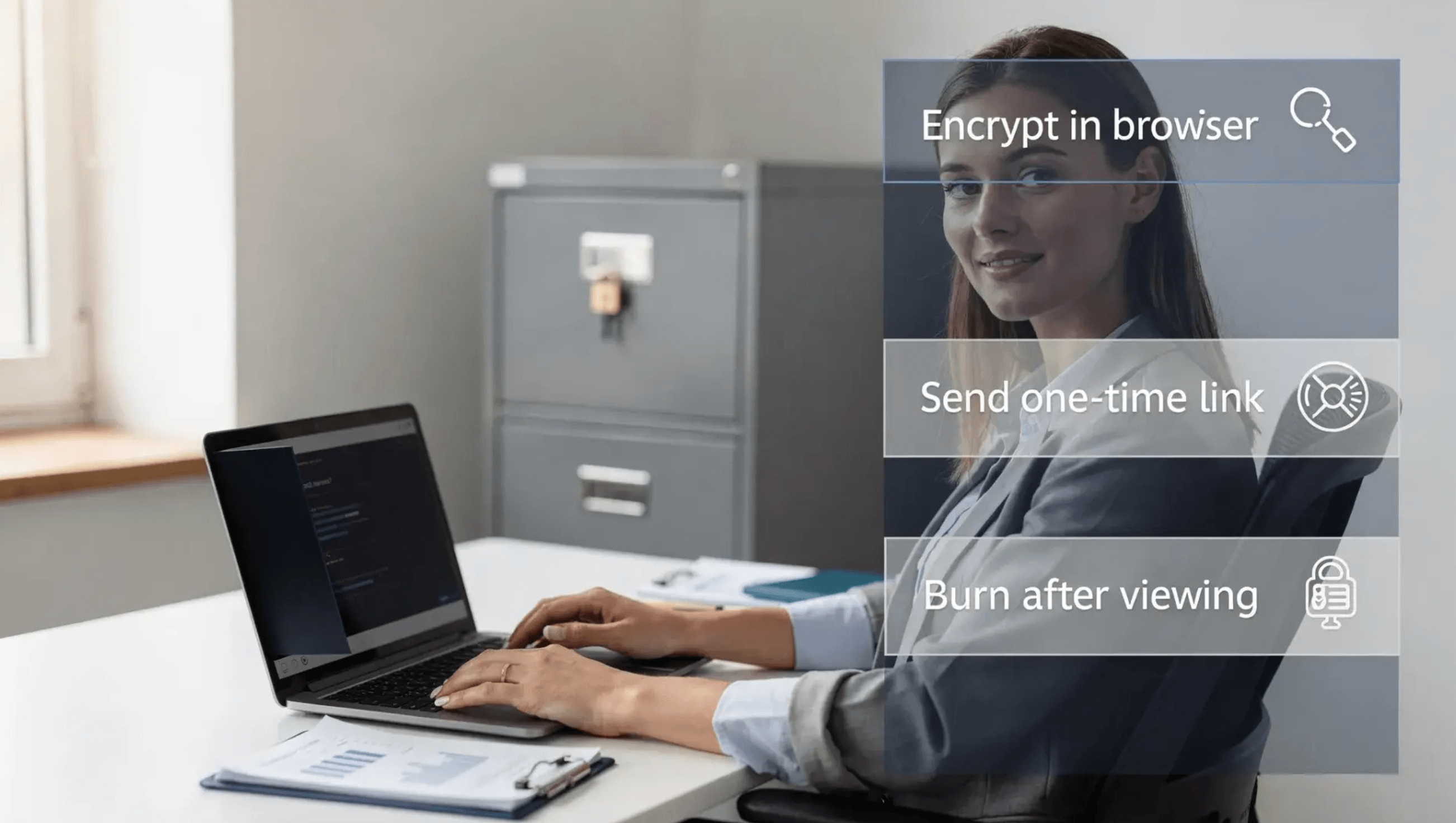 Un especialista de RRHH en un escritorio prepara para compartir información de cuenta bancaria de un empleado usando una laptop. Una superposición simple de tres pasos muestra: Cifrar en navegador, Enviar enlace de un solo uso, Quemar después de ver. La escena de oficina incluye una pantalla de privacidad en la laptop y un archivador bloqueado en el fondo para transmitir mejores prácticas de seguridad.
